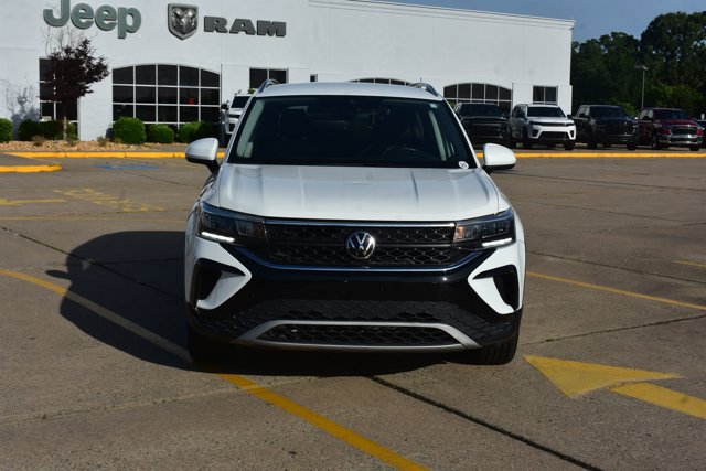 Used 2024 Volkswagen Taos SE FWD image 2