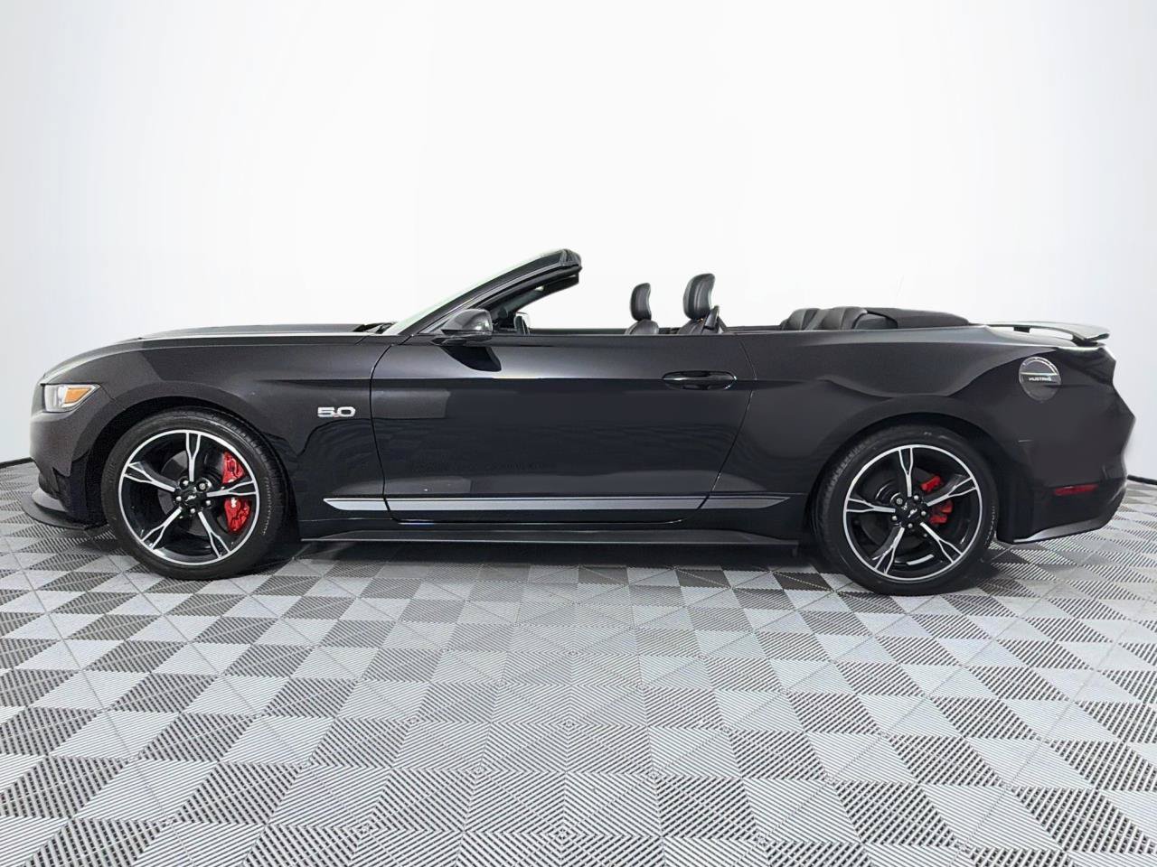 Used 2017 Ford Mustang GT Premium w/ Equipment Group 401A RWD image 32