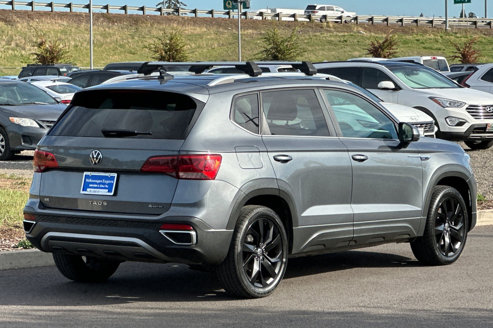 Used 2022 Volkswagen Taos SE FWD image 3