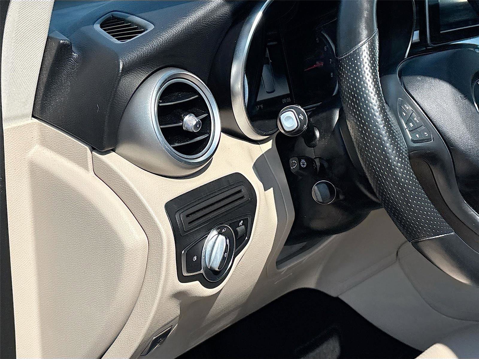 Used 2019 Mercedes-Benz GLC 300 4MATIC image 10