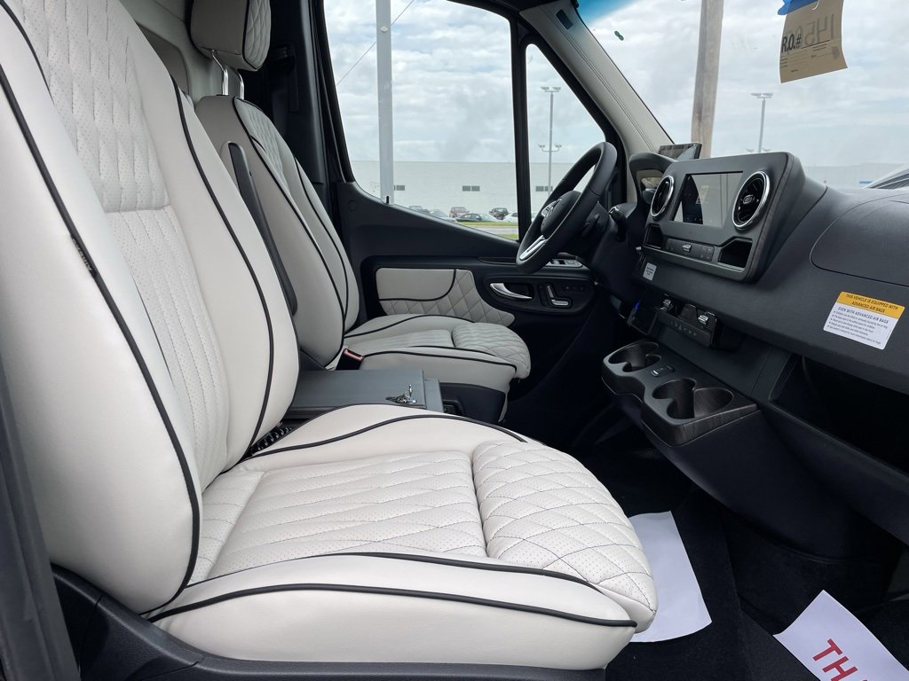 Used 2024 Mercedes-Benz Sprinter 3500 image 34