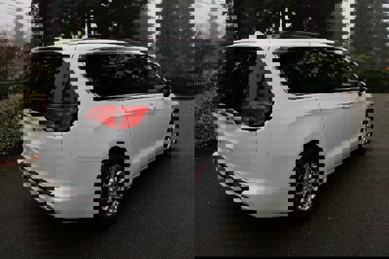 Used 2020 Chrysler Voyager Lxi image 3