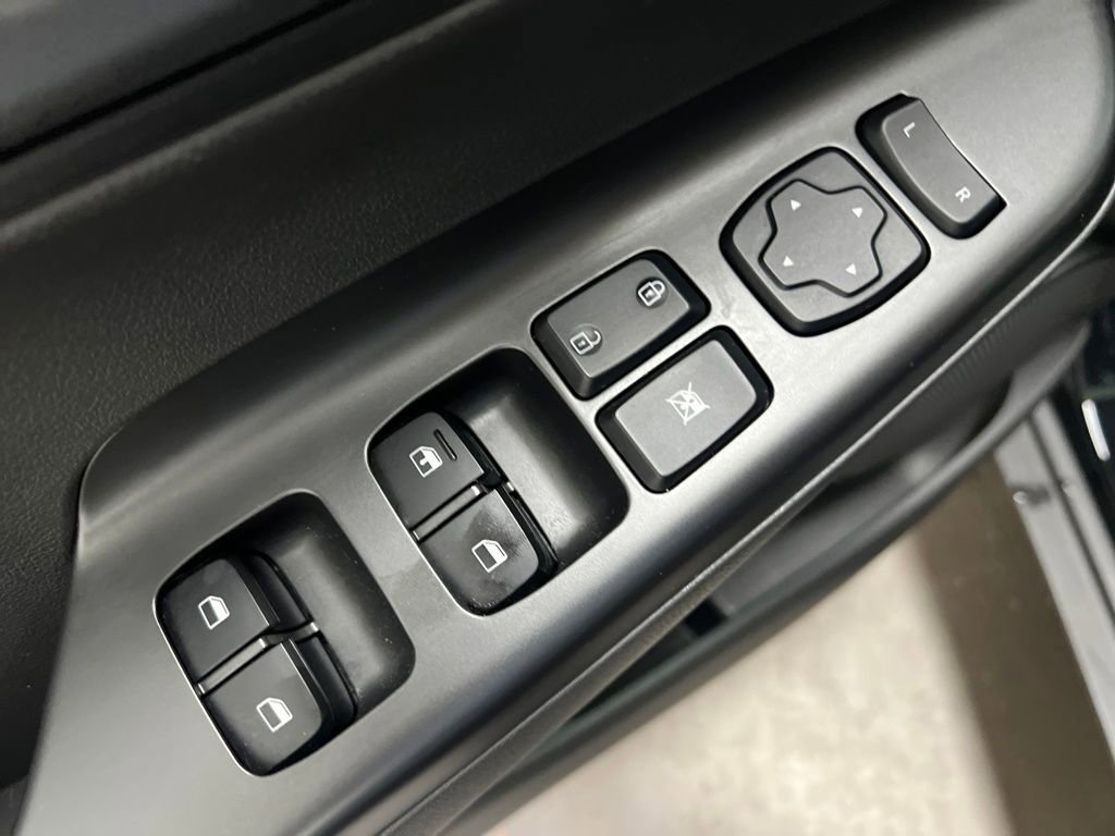 Used 2023 Hyundai Kona SE image 12