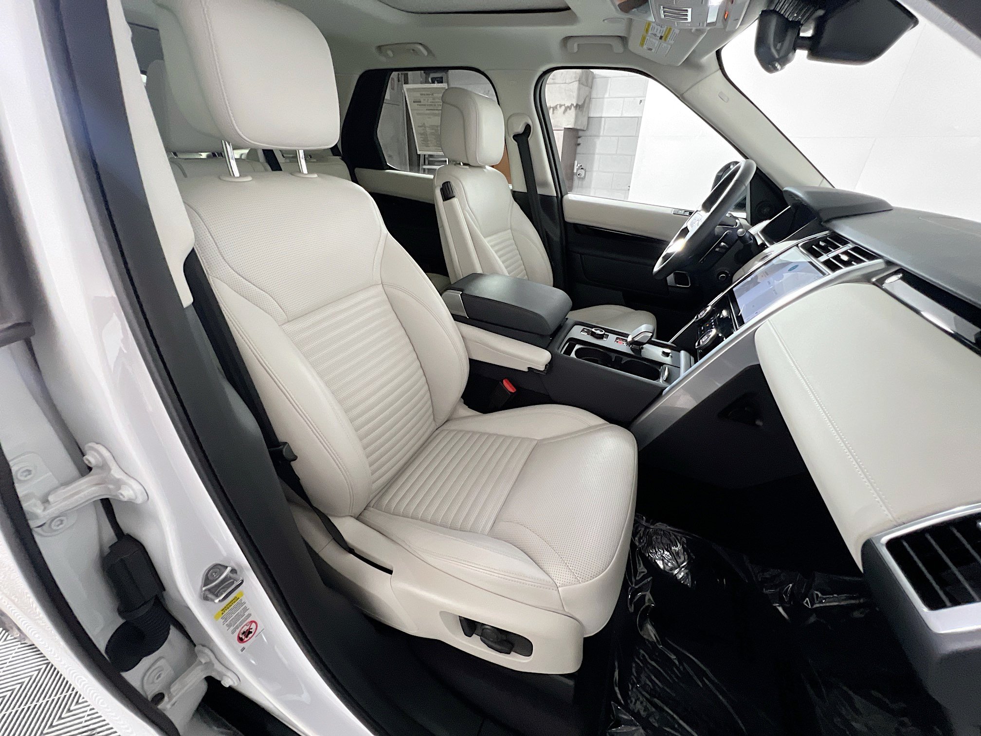 Used 2025 Land Rover Discovery S AWD/4WD image 31