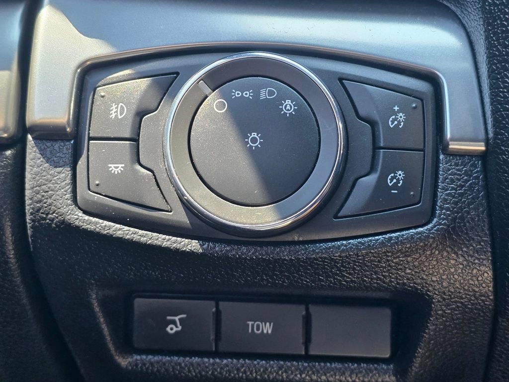 Used 2018 Ford Explorer XLT w/ Equipment Group 202A AWD/4WD image 31