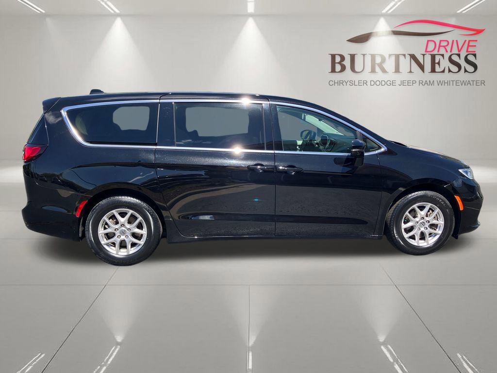 Used 2024 Chrysler Pacifica Touring-L FWD image 7
