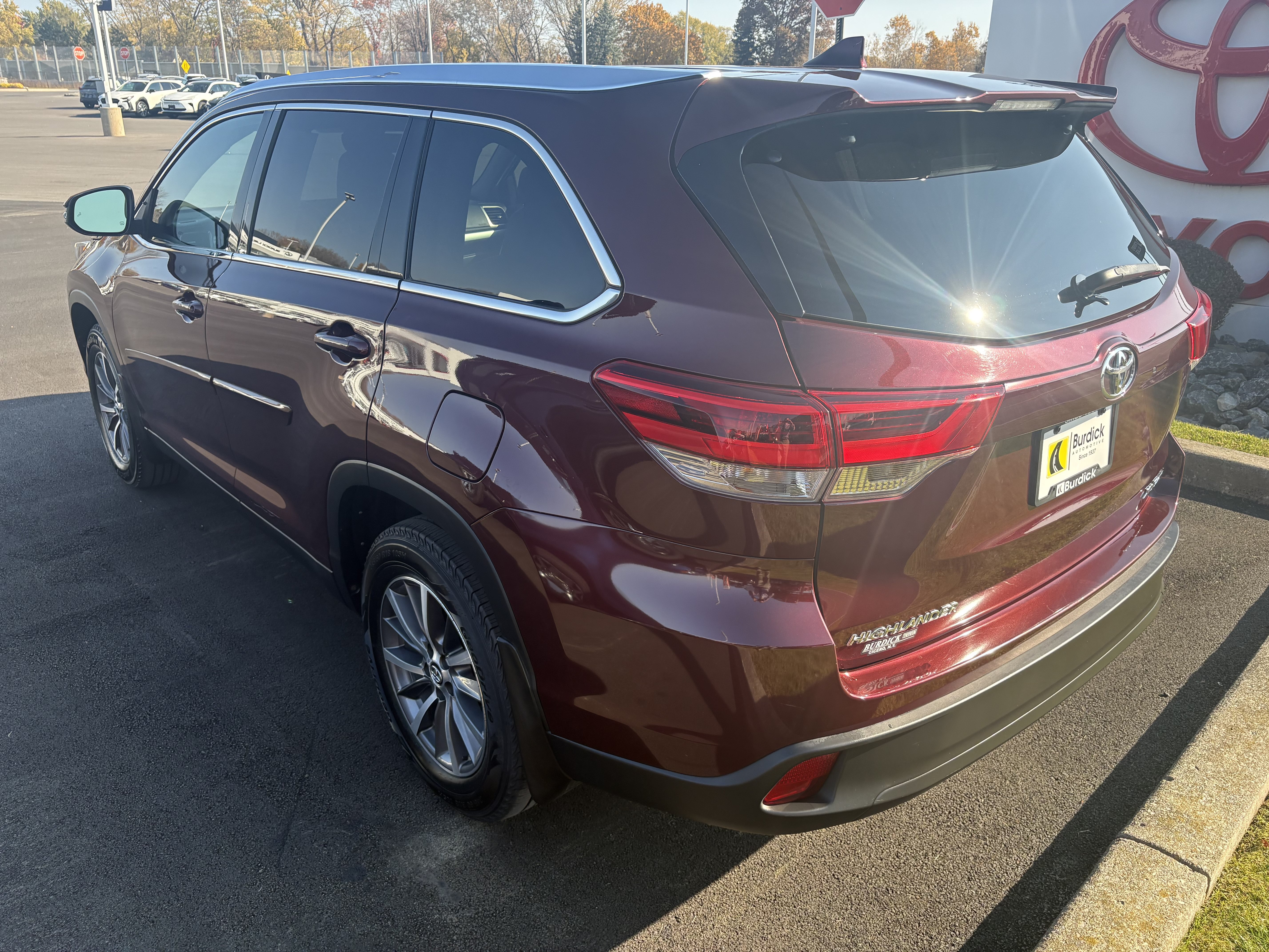Used 2019 Toyota Highlander XLE AWD/4WD image 6