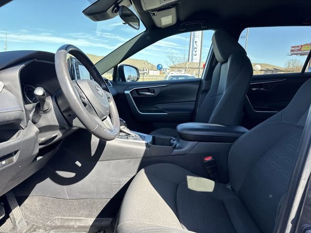 Used 2022 Toyota RAV4 SE image 12