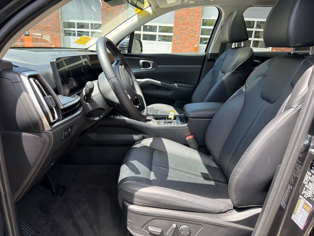 Certified 2025 Kia Sorento EX w/ Panoramic Sunroof Package AWD/4WD image 14