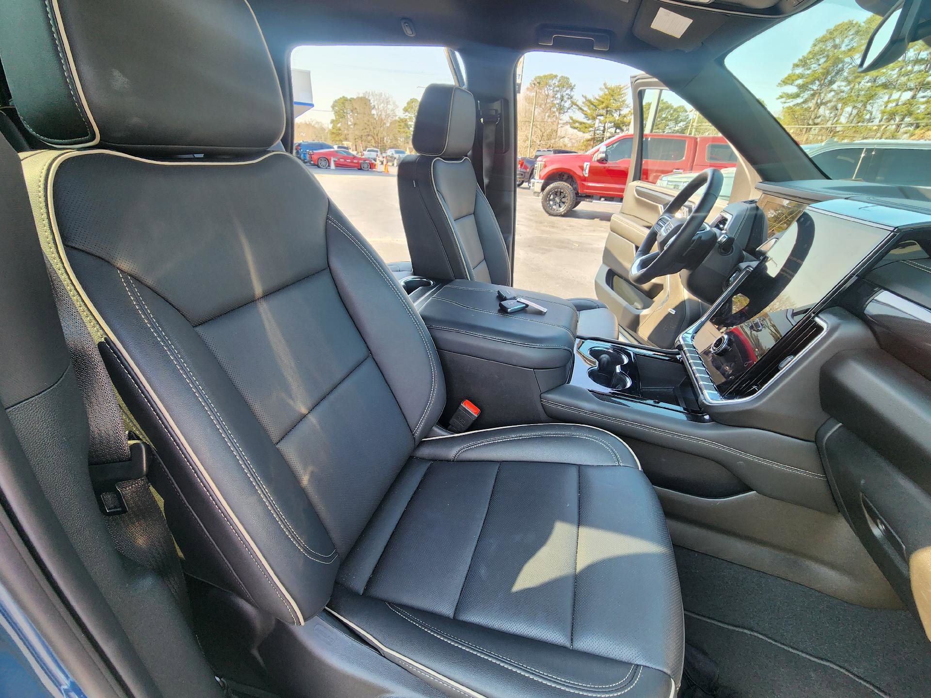 Used 2025 GMC Yukon Elevation AWD/4WD image 12