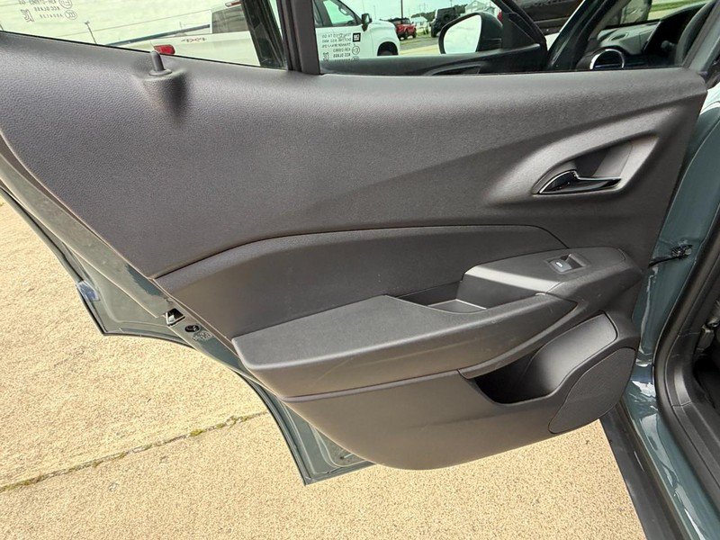 Used 2025 Chevrolet Trax LT FWD image 17