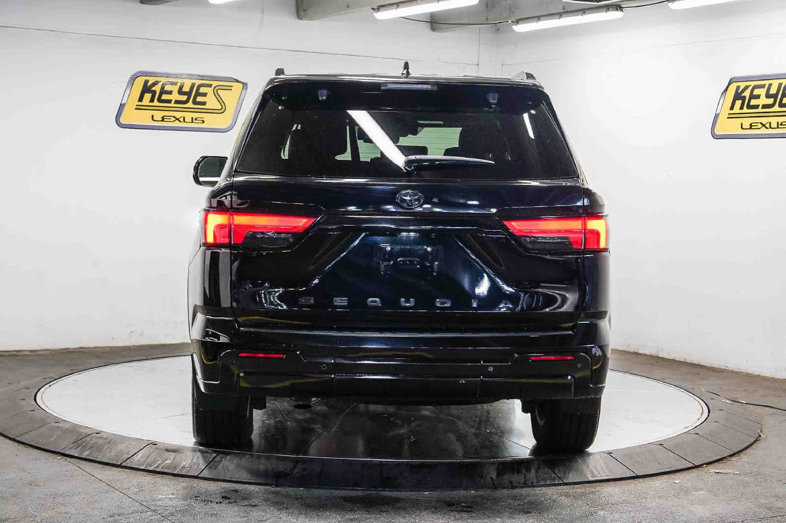 Used 2024 Toyota Sequoia Platinum AWD/4WD image 3