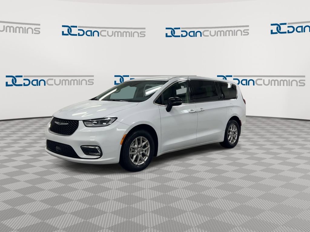 Used 2024 Chrysler Pacifica Touring-L image 4