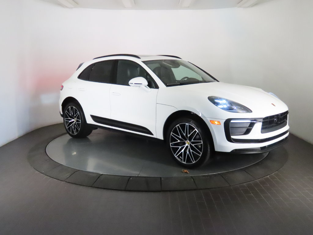 Certified 2026 Porsche Macan AWD/4WD image 9