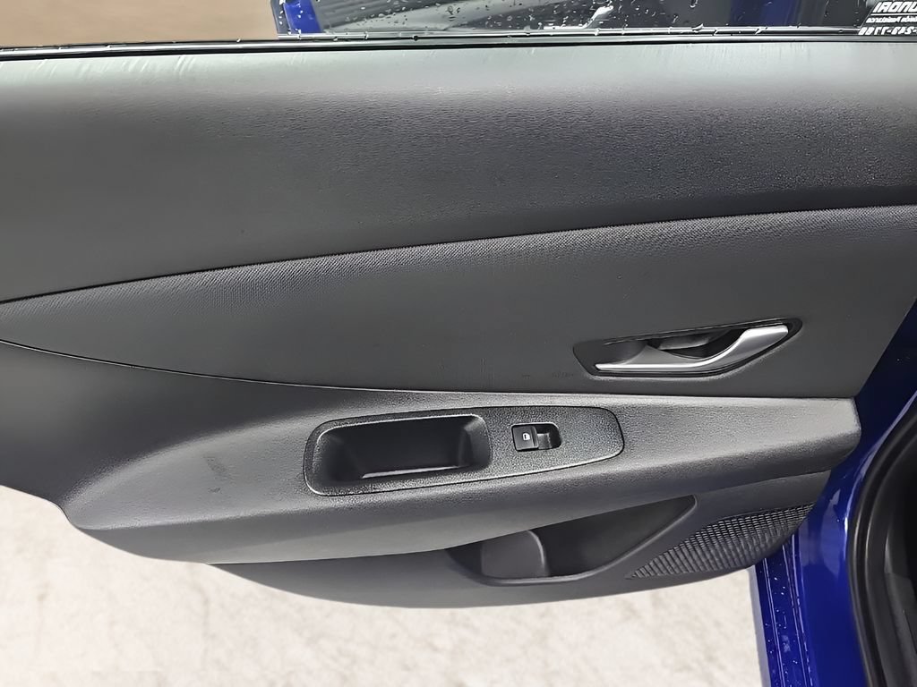 Certified 2025 Hyundai Elantra Limited FWD image 15