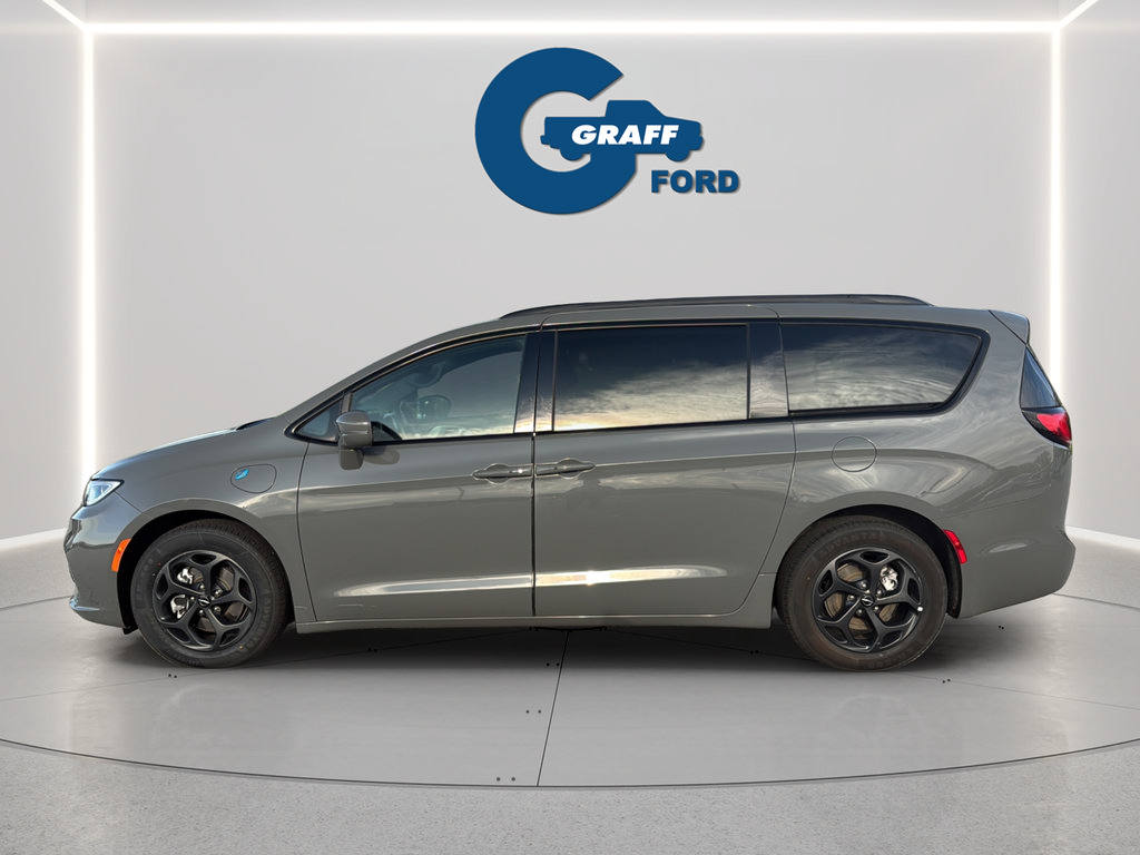 Used 2021 Chrysler Pacifica Touring w/ Uconnect Theater Family Group FWD image 12