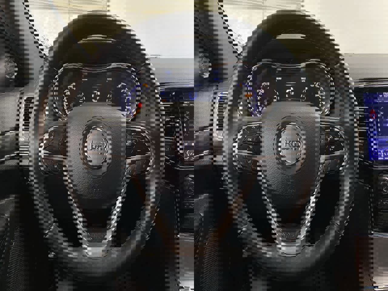 Used 2019 Jeep Grand Cherokee Limited w/ Luxury Group II image 19