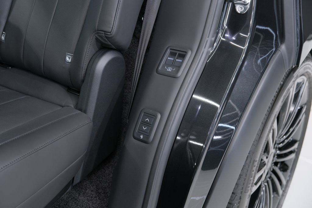 Used 2026 Land Rover Range Rover Long Wheelbase SE image 32