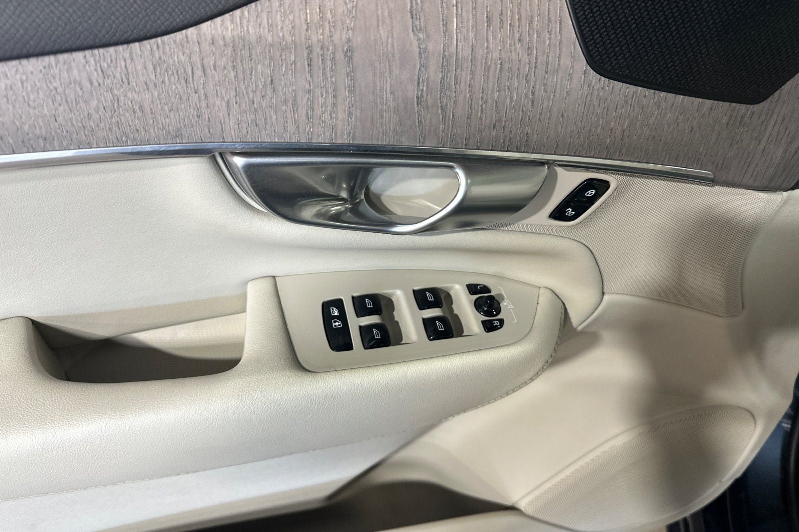 Certified 2024 Volvo XC90 T8 Plus w/ Protection Package Premier AWD/4WD image 15
