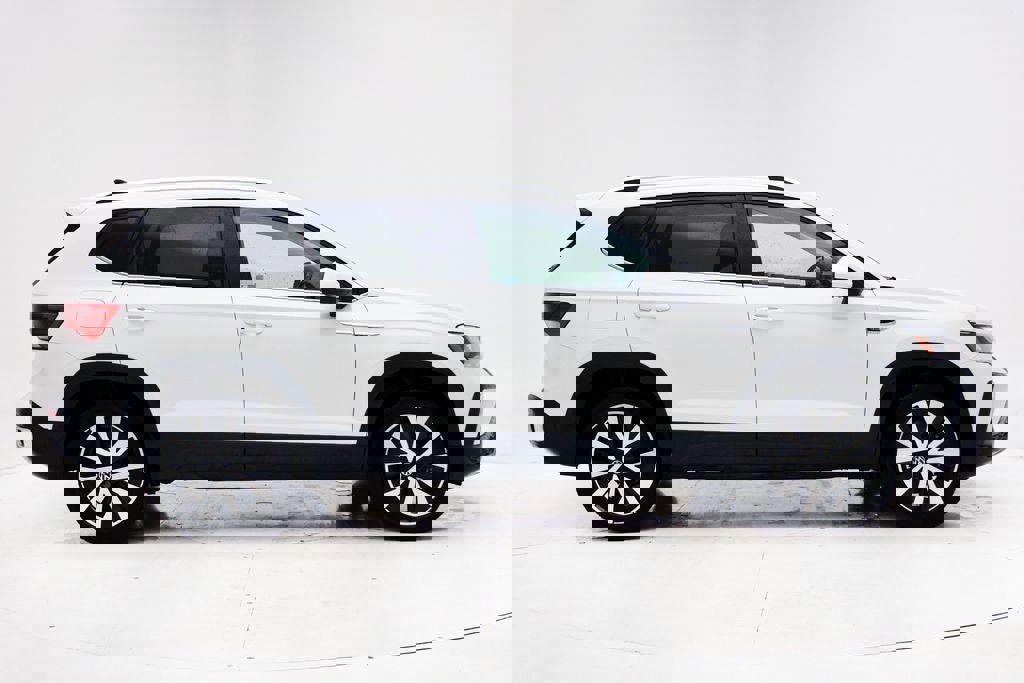 Used 2024 Volkswagen Taos SE image 3