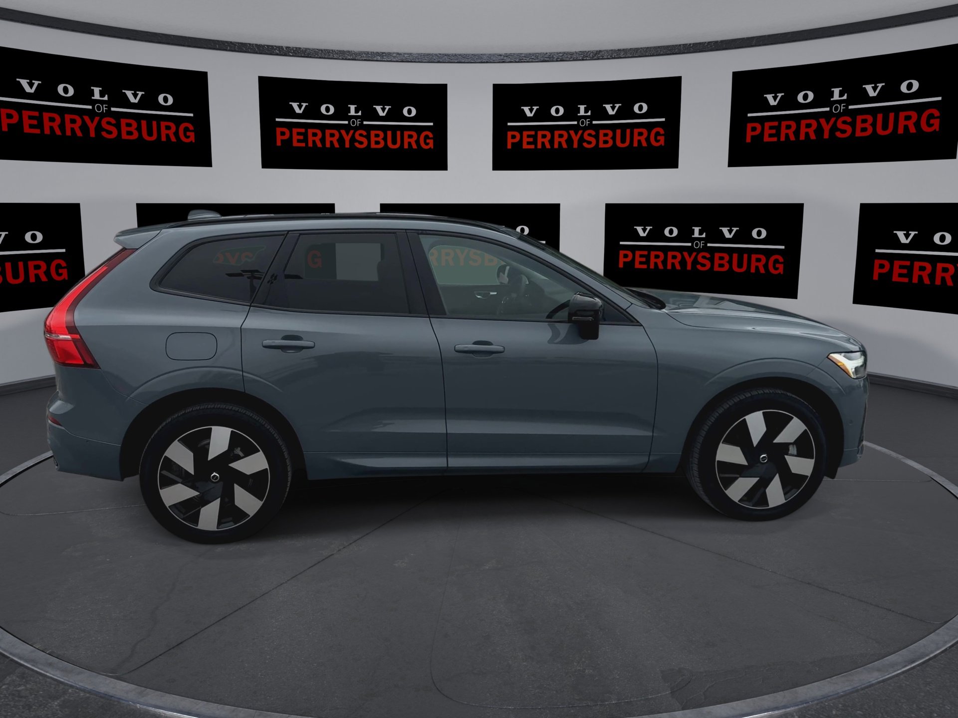 Used 2024 Volvo XC60 T8 Plus w/ Climate Package image 9