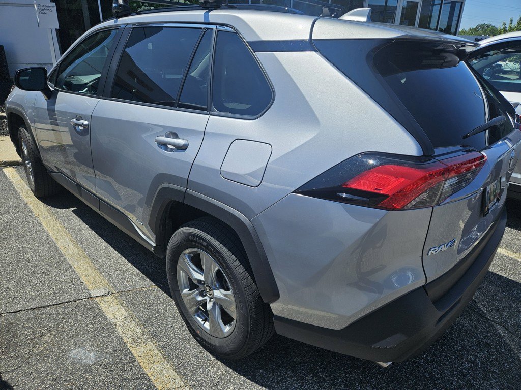 Used 2025 Toyota RAV4 LE AWD/4WD image 4