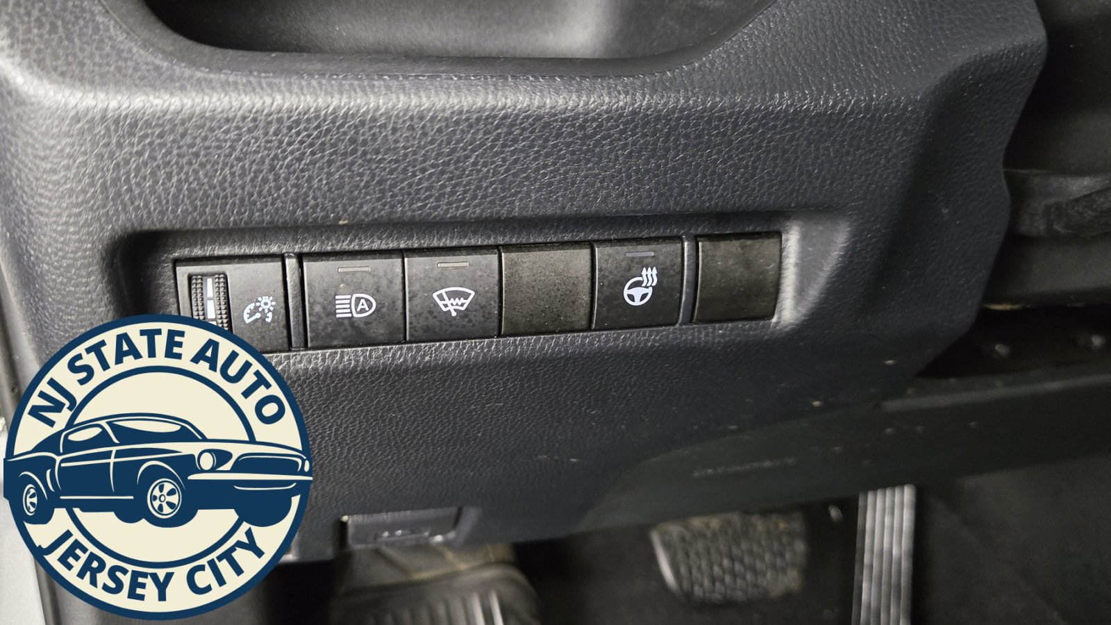 Used 2020 Toyota RAV4 XLE image 19