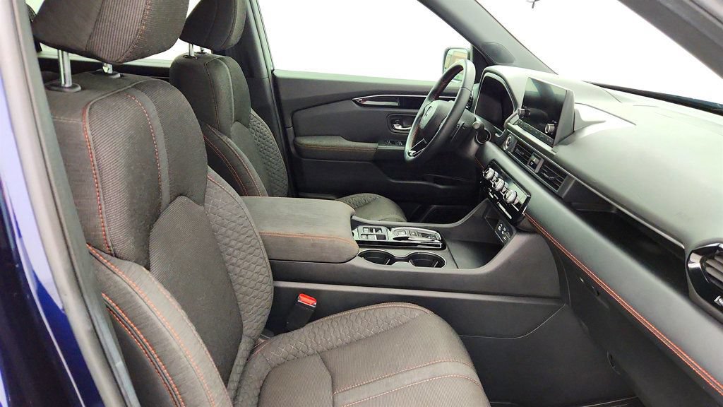 Used 2025 Honda Pilot Sport image 23