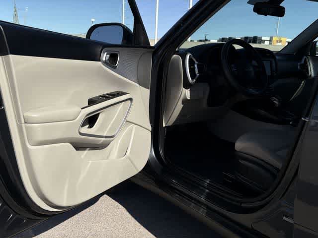 Used 2023 Kia Soul LX w/ LX Technology Package FWD image 10
