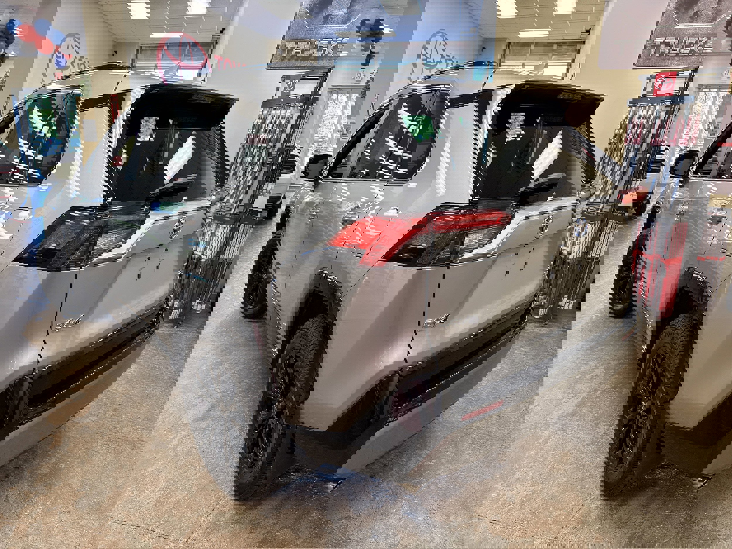 Used 2024 Toyota RAV4 SE w/ Convenience Package image 9