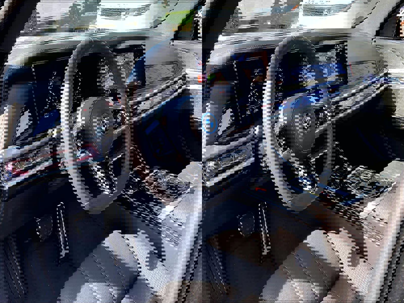 Used 2025 BMW 750e xDrive image 16