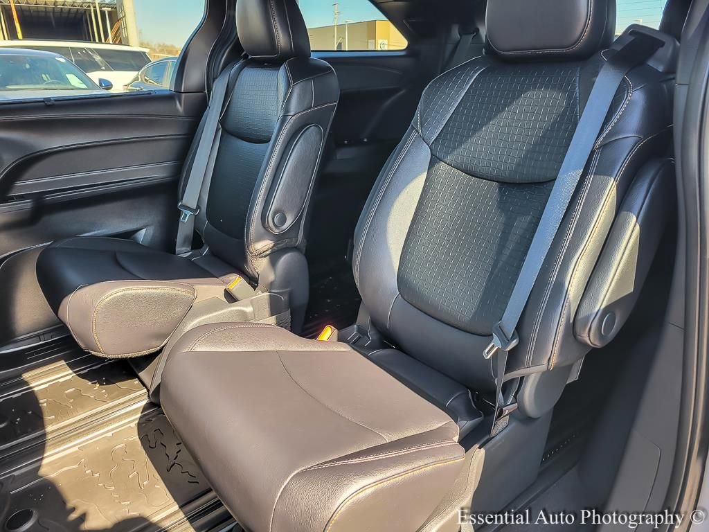 Used 2025 Toyota Sienna XLE Woodland Edition image 11