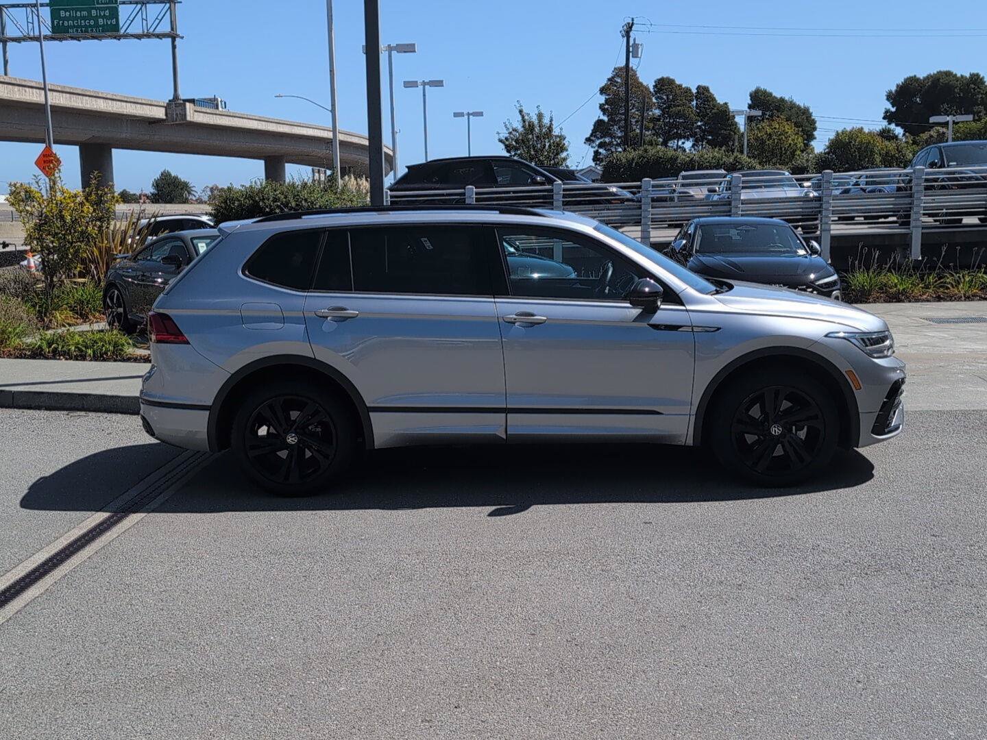 Used 2023 Volkswagen Tiguan SE R-Line AWD/4WD image 5