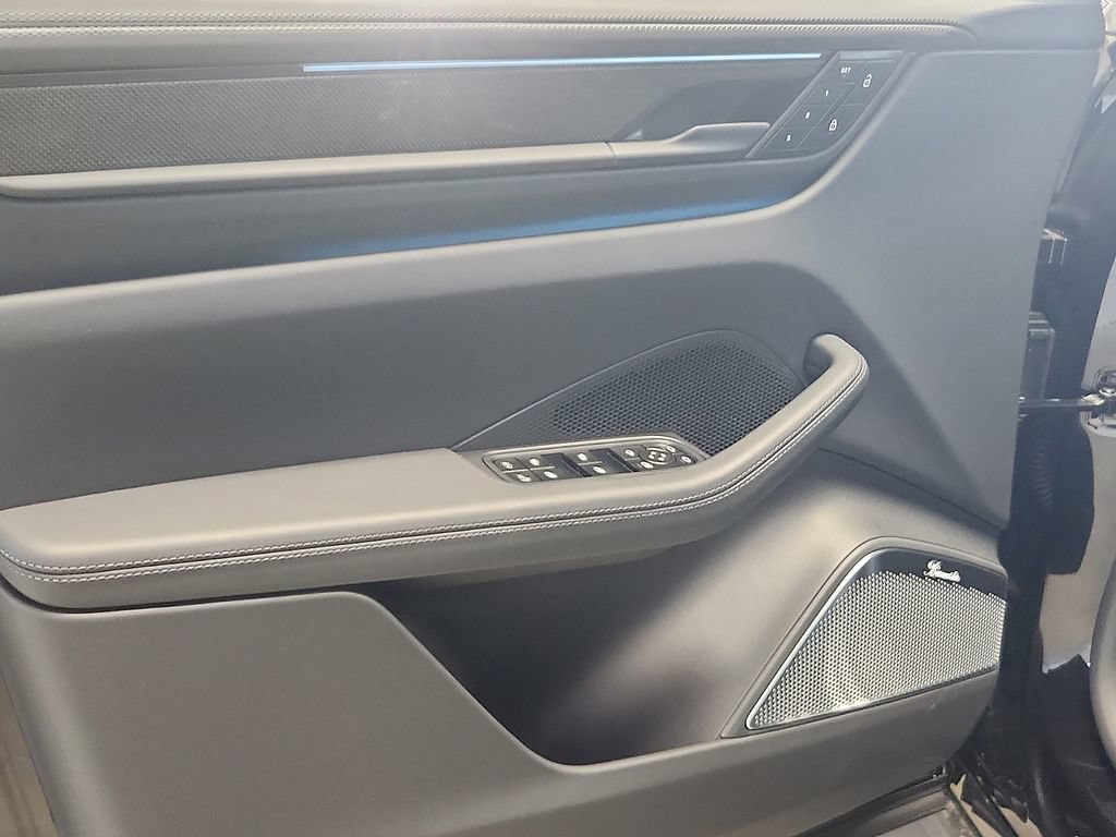 New 2026 Porsche Macan Turbo Electric AWD/4WD image 13