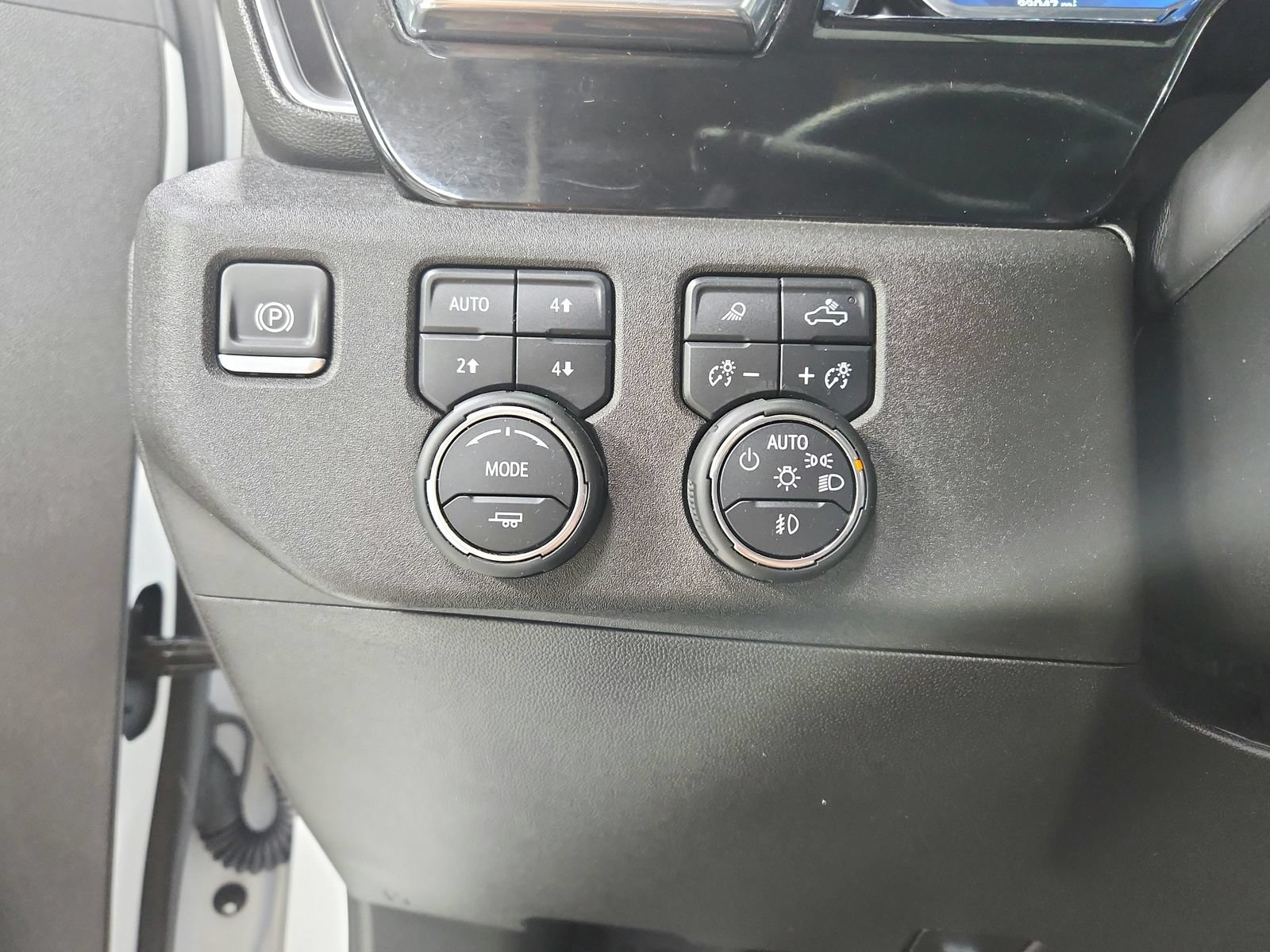 Used 2025 Chevrolet Silverado 1500 LTZ AWD/4WD image 27