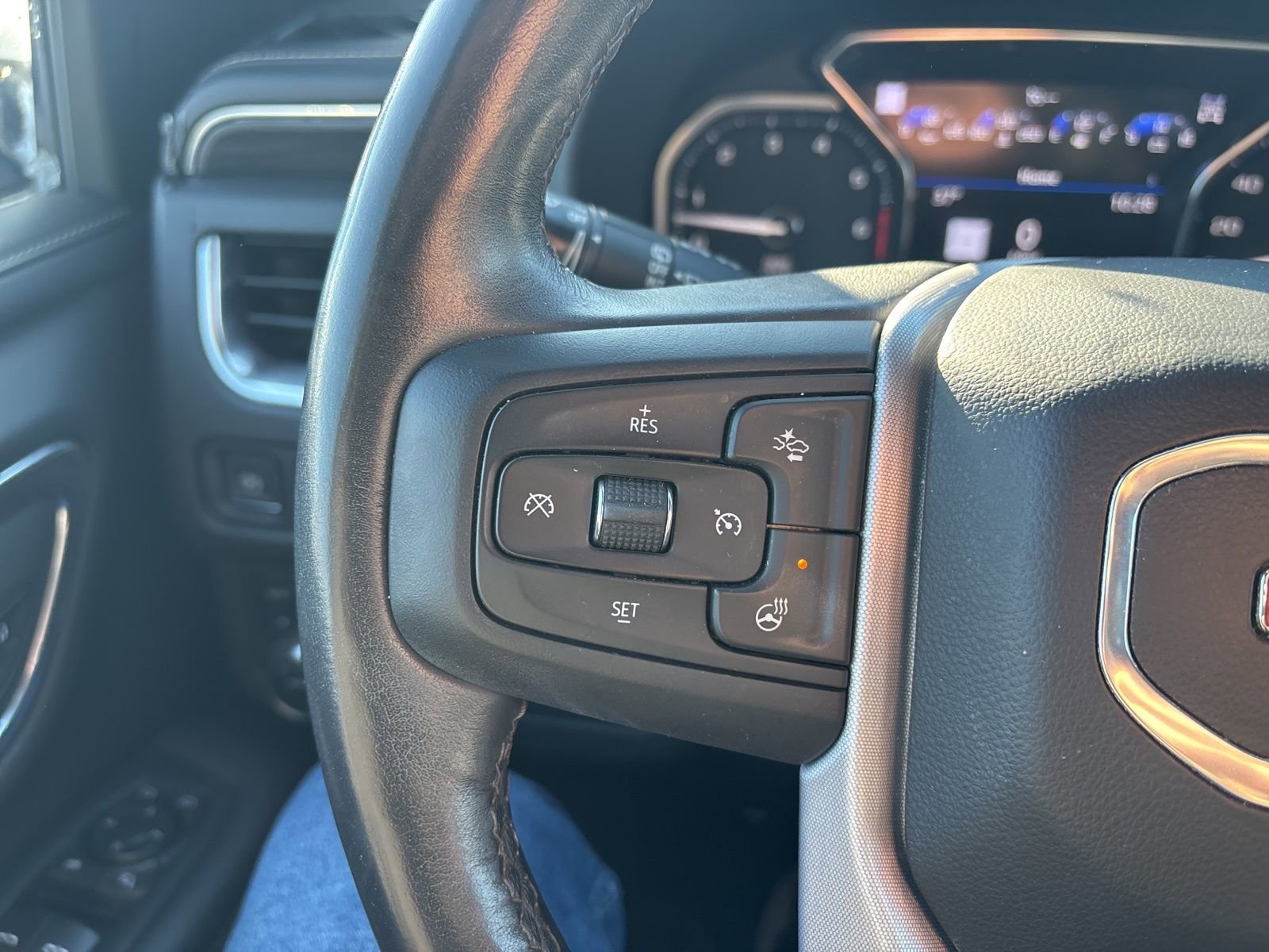 Used 2021 GMC Yukon XL SLT w/ SLT Premium Package image 16