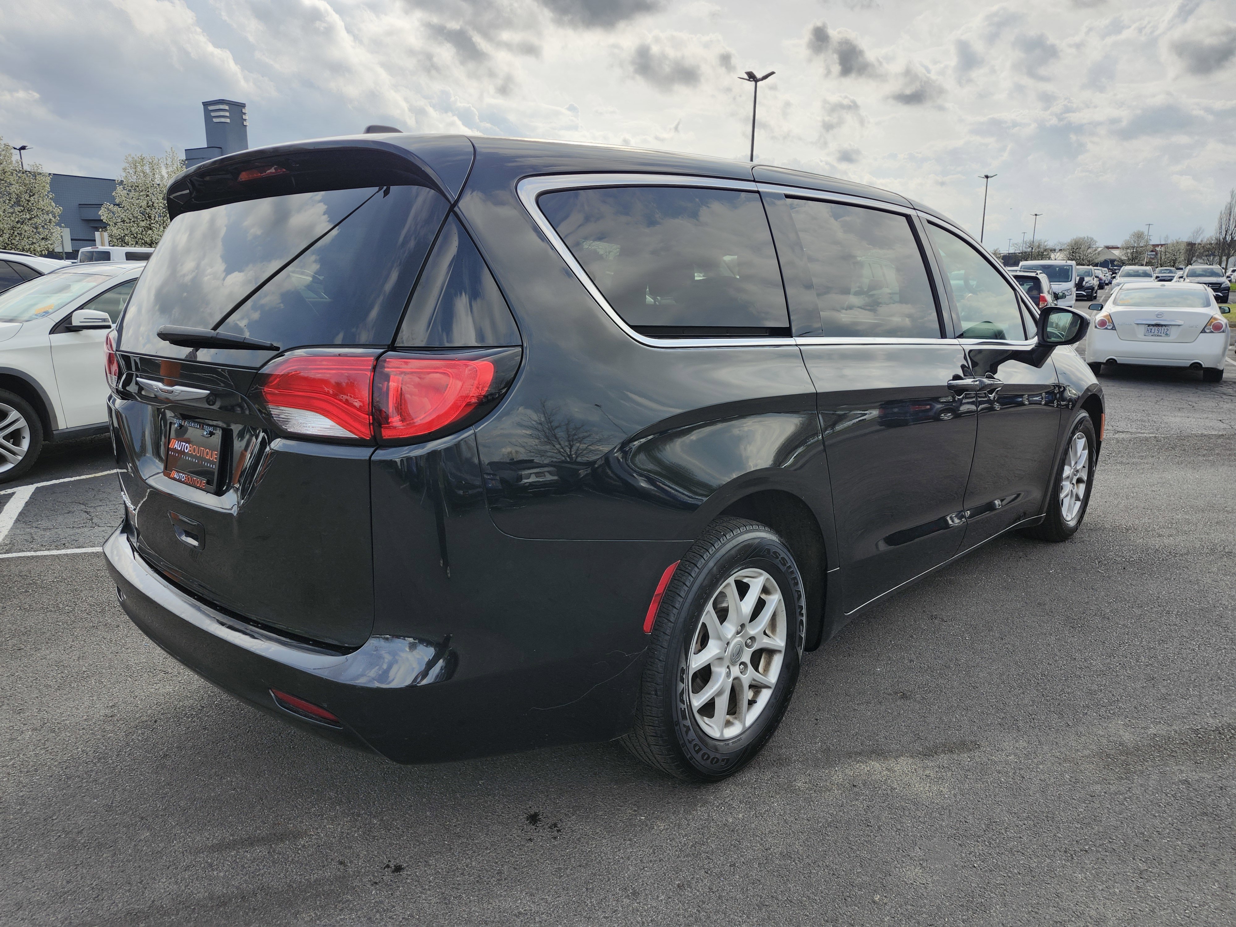 Used 2022 Chrysler Voyager LX image 10