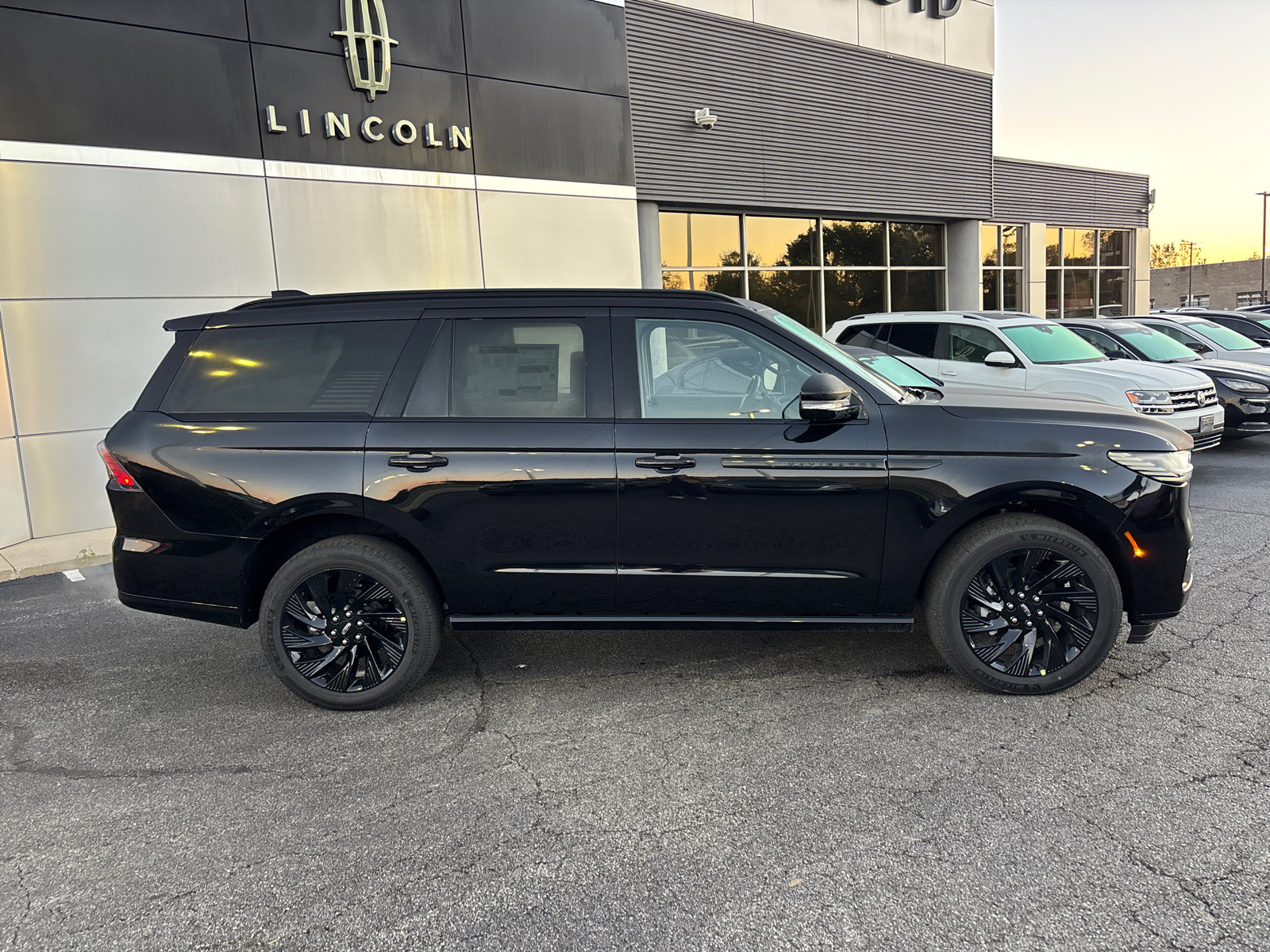 New 2027 Lincoln Navigator Reserve w/ Jet Appearance Package AWD/4WD image 8