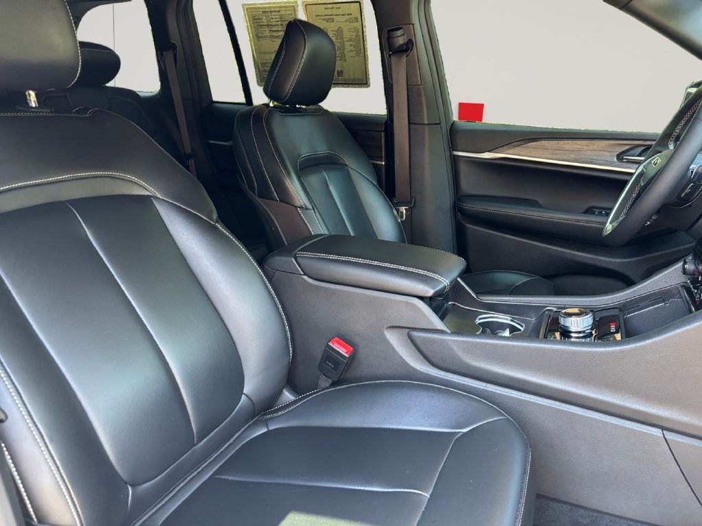 Used 2025 Jeep Grand Cherokee Limited RWD image 16