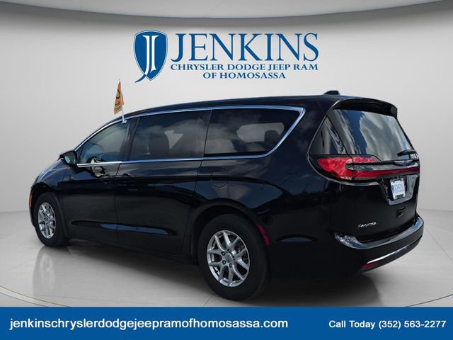 Used 2024 Chrysler Pacifica Touring-L FWD image 7