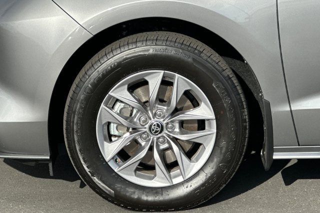 Certified 2026 Toyota Sienna XLE FWD image 34