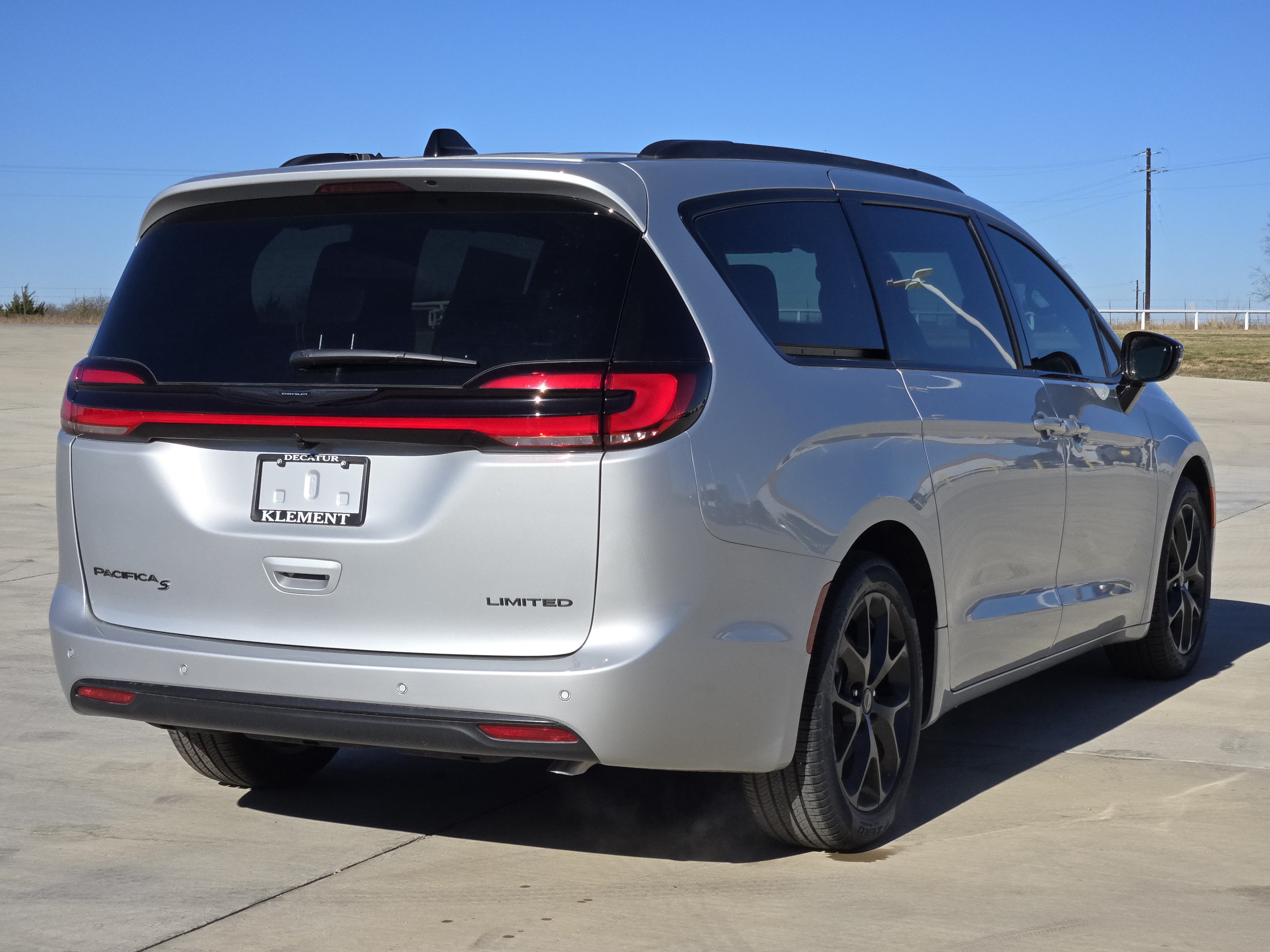 New 2026 Chrysler Pacifica Limited w/ S Appearance Package FWD image 4