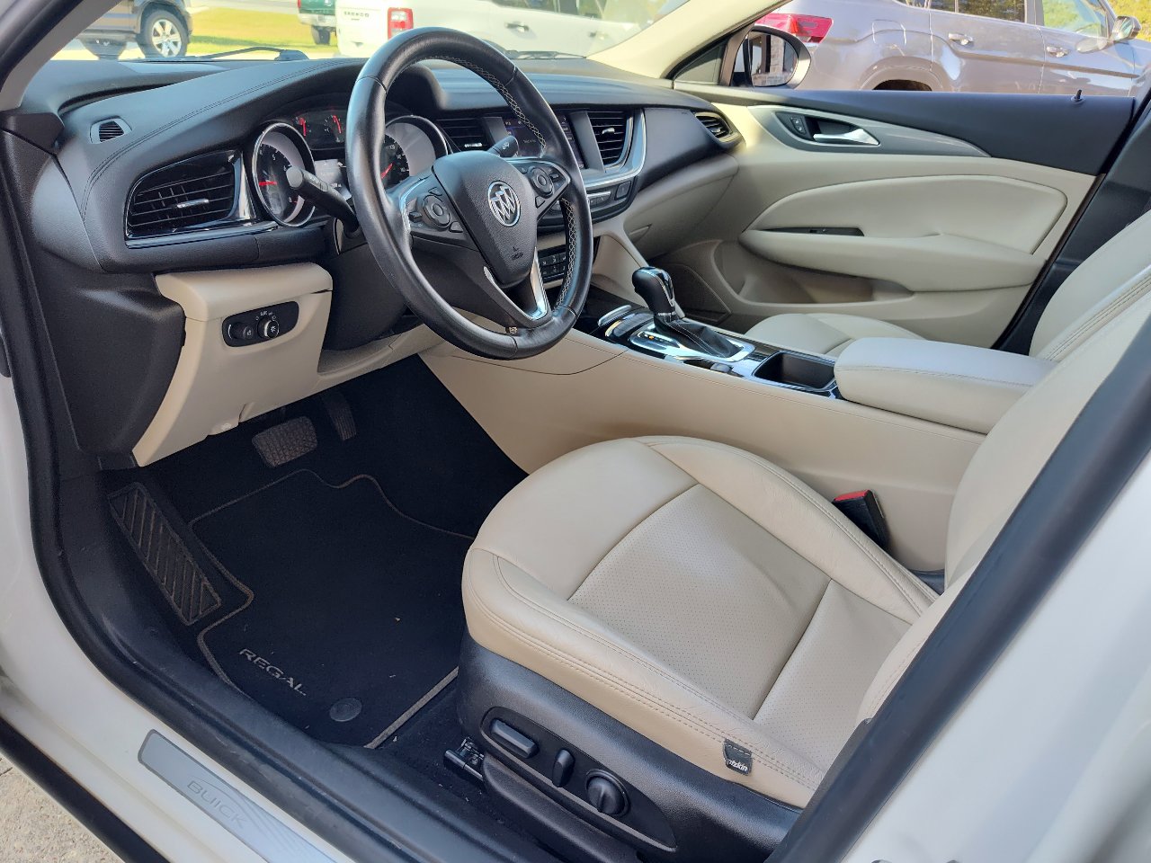 Used 2019 Buick Regal Preferred image 2