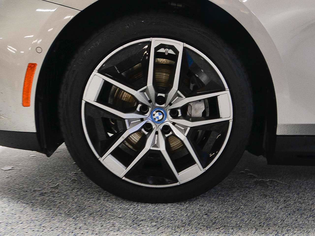 Used 2025 BMW i5 eDrive40i w/ Premium Package image 5