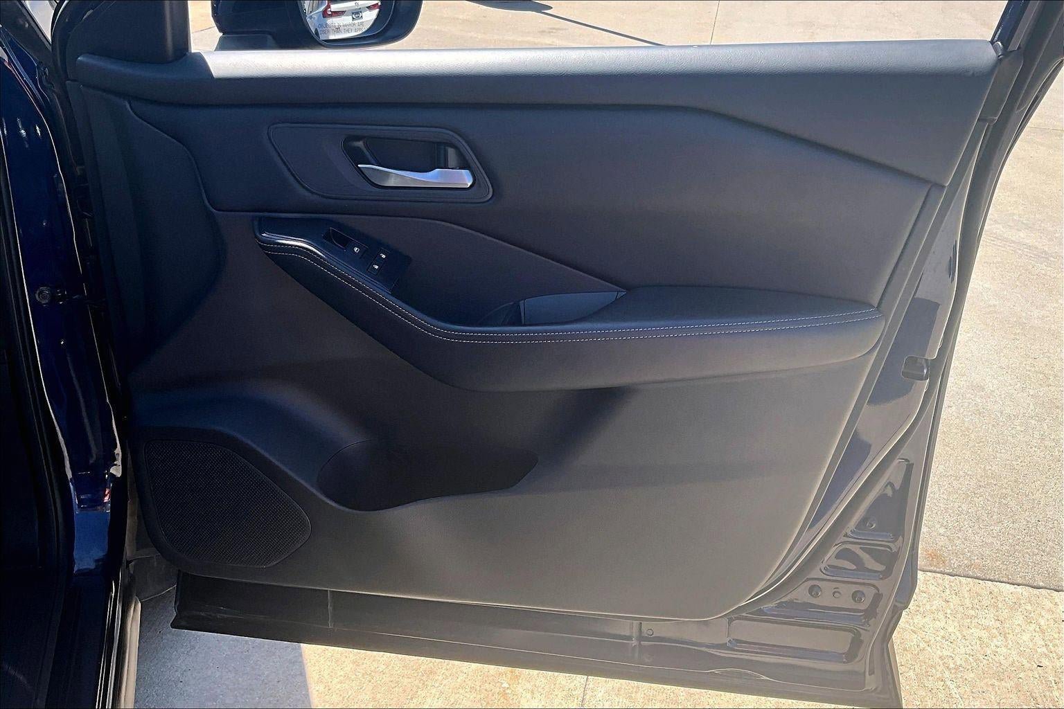 Used 2025 Nissan Rogue SV AWD/4WD image 28