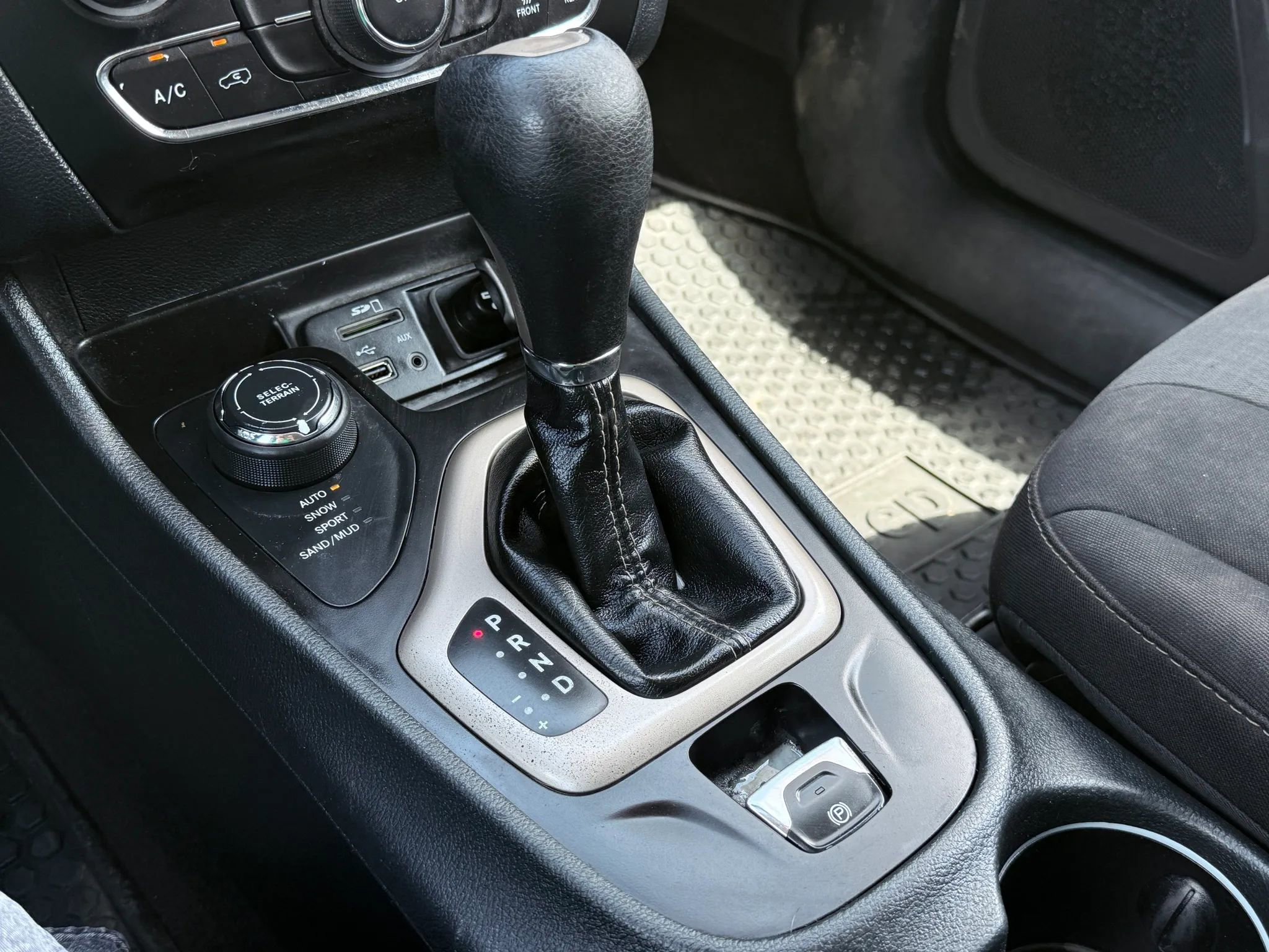 Used 2016 Jeep Cherokee Latitude w/ Cold Weather Group AWD/4WD image 26