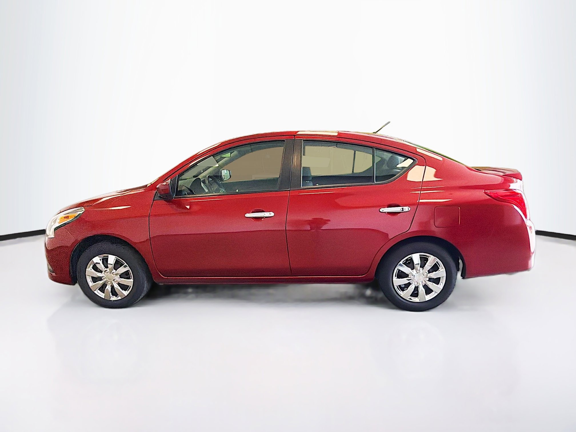 Used 2019 Nissan Versa SV FWD image 4