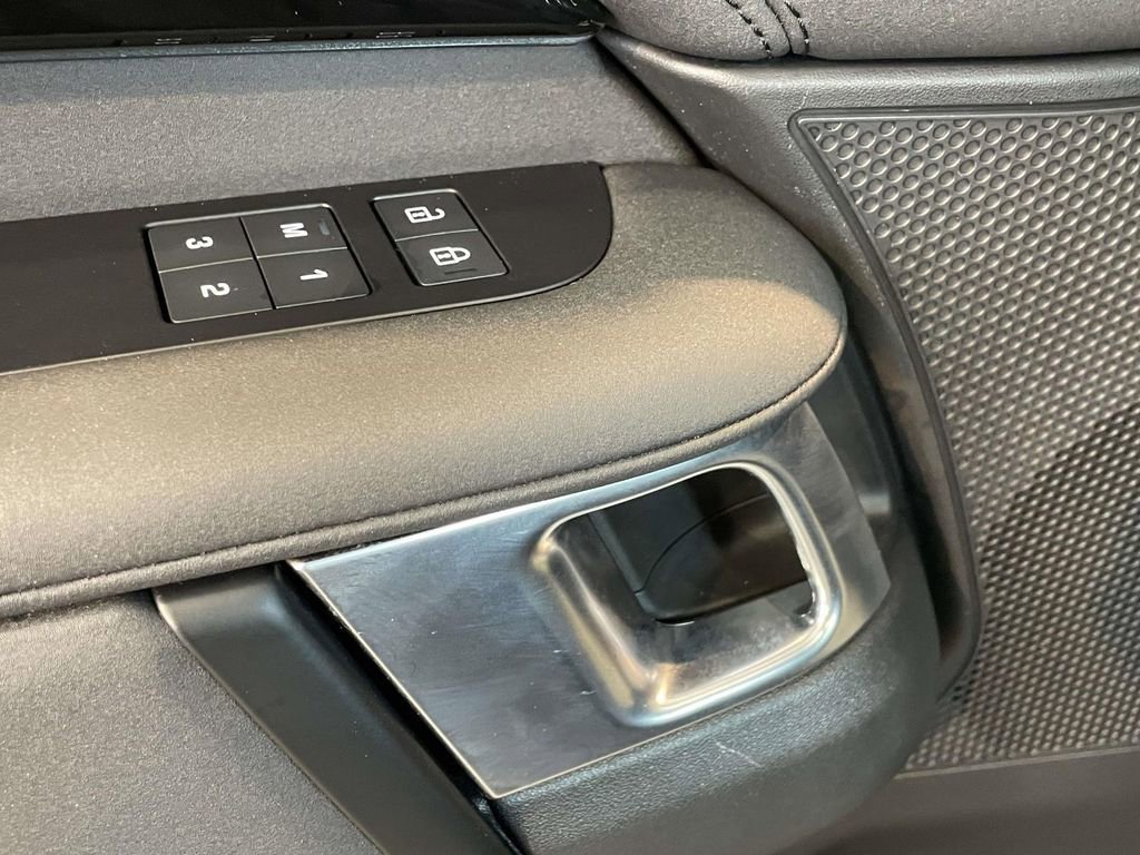 Used 2025 Land Rover Discovery S image 37