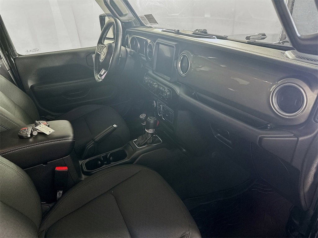 Used 2022 Jeep Wrangler Unlimited Sahara w/ Cold Weather Group image 31