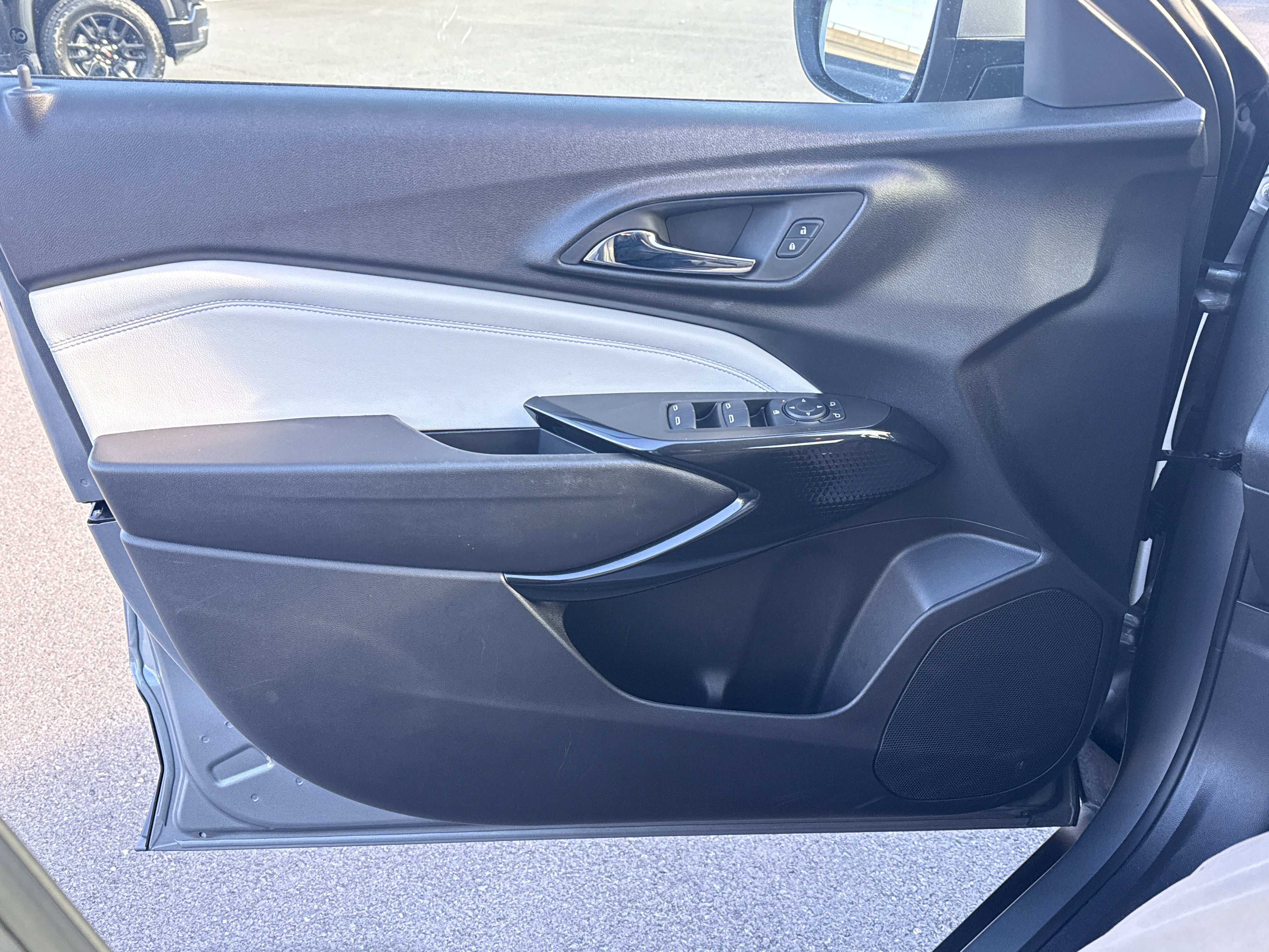 Used 2025 Chevrolet Trax LT w/ LT Convenience Package image 16